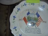 une assiette sur laquelle est représenté un drapeau et qui comporte un drapeau