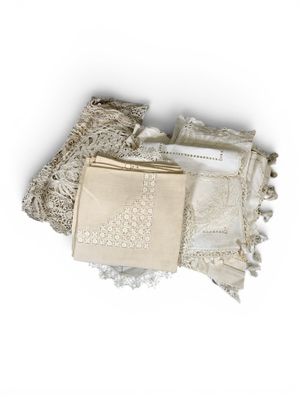 Lot de nappes et napperons, broderies et dentelles