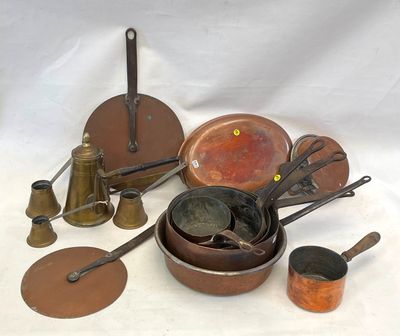 de nombreux types de casseroles et de poêles sur la table