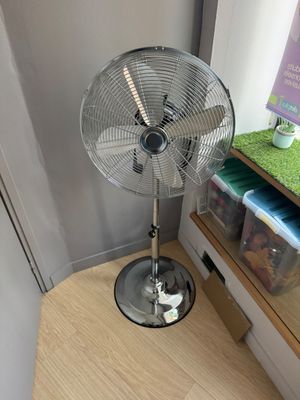 un ventilateur posé sur une table