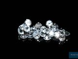 gros plan d'un groupe de diamants sur une surface noire