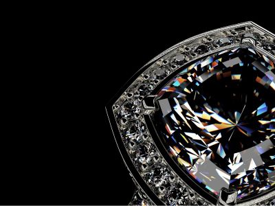 un gros plan d'une bague en diamant entourée de diamants