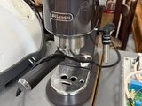 une cafetière posée sur une table dans une pièce