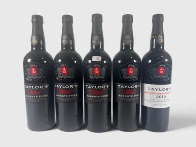 six bouteilles de vin rouge Taylor's sont alignées en rang