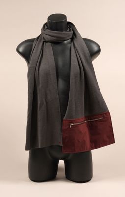 gros plan d'un torse de mannequin portant une écharpe
