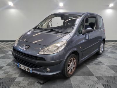 la photo d'une petite voiture grise garée dans un garage