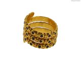 un gros plan d'une bague en or sertie de pierres noires