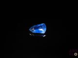 un diamant bleu dans l'obscurité