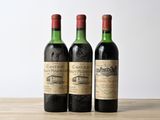 trois bouteilles de vin posées sur une table en bois