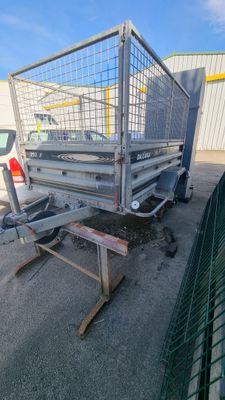 une photo d'un camion avec une cage à l'arrière
