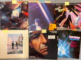 beaucoup de disques vinyles posés sur la table