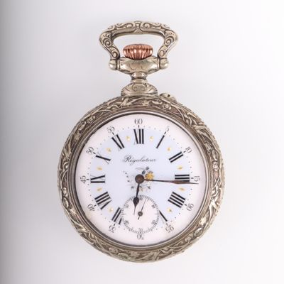 une montre de poche en argent avec des chiffres romains sur le cadran