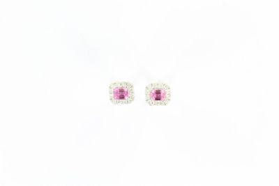 une paire de boucles d'oreilles en saphir rose et diamants sur fond blanc