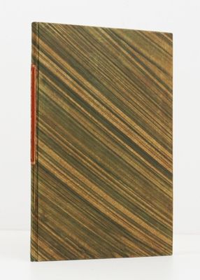 gros plan d'un livre sur une table à fond blanc