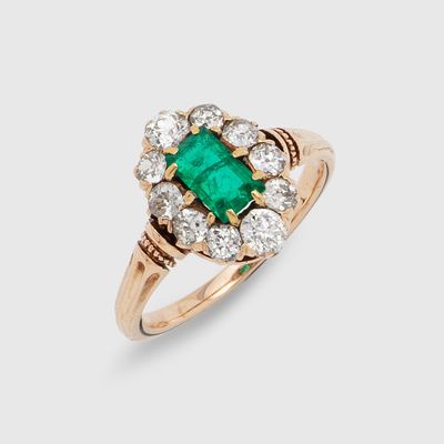 une bague à grappes d'émeraudes et de diamants