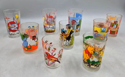 plusieurs verres ornés de personnages de dessins animés, posés sur une table