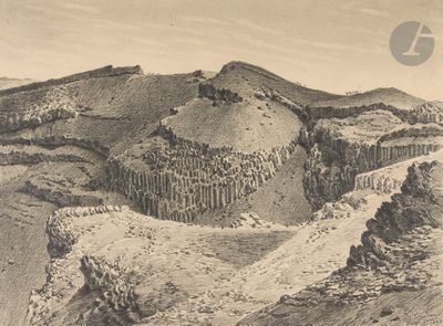une photo en noir et blanc d'une montagne, avec un chemin de terre au premier plan