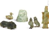de nombreuses statues et figurines posées sur une surface blanche