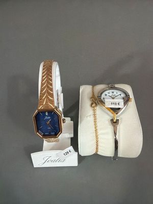 deux montres et un bracelet exposés sur une table