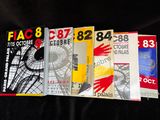 beaucoup de livres posés sur une table noire