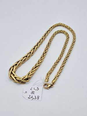 une chaîne en or à laquelle est accrochée une médaille et à laquelle est attachée une autre médaille