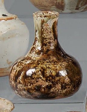 de nombreux types de vases différents posés sur une table