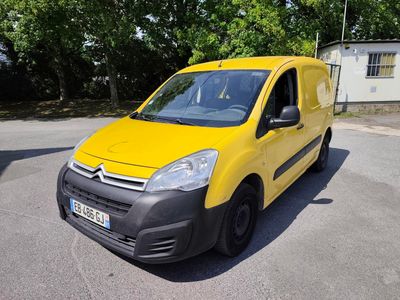 une camionnette jaune garée sur le parking