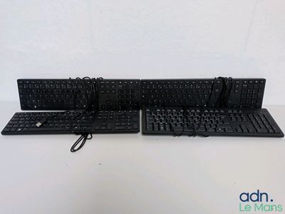 deux claviers et une souris posés sur une table