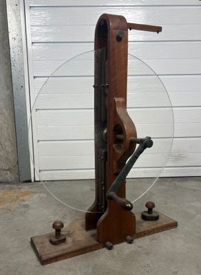 une machine posée sur un socle en bois