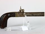 un gros plan d'une arme à feu exposée sur une table