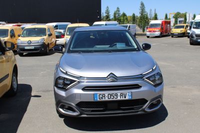 une voiture argentée garée dans un parking