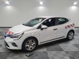 la voiture blanche est garée sur un carrelage à carreaux
