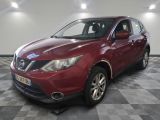 Le SUV Nissan rouge est garé sur un sol carrelé à damier.