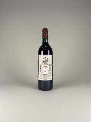 la bouteille de vin rouge est posée sur la table