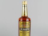 un gros plan d'une bouteille de whisky posée sur une surface blanche
