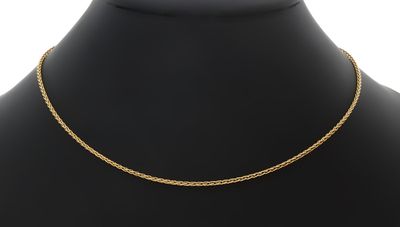 un collier à chaîne en or sur un mannequin mannequin mannequin mannequin mannequin mannequin mannequin mannequin mannequin mannequin