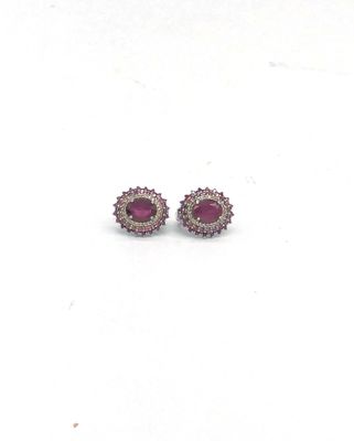 une paire de boucles d'oreilles à clous en rubis et diamants sur fond blanc