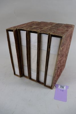 une pile de livres posée sur une table, avec une étiquette de prix