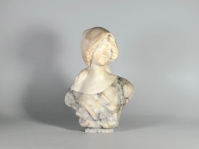 buste en marbre représentant une femme coiffée d'un chapeau, sur fond gris