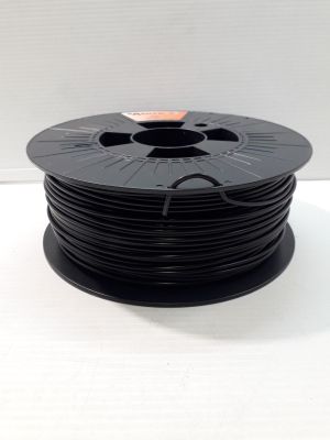 une bobine de filament PLA noir sur une surface blanche