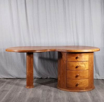 une photo d'un bureau en bois muni de tiroirs