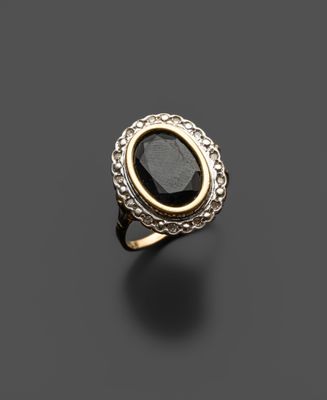 une bague en or sertie d'un diamant noir