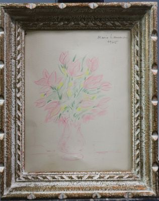 une photo d'une photo d'un vase contenant des fleurs