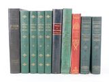 plusieurs vieux livres sont alignés sur une surface blanche