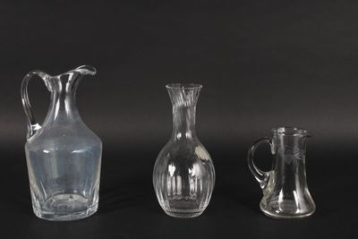 lot : petit pichet en verre gravé, h.