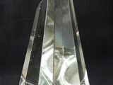 un objet en verre transparent sur fond noir