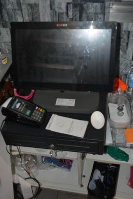un téléviseur posé sur un bureau, avec une télécommande