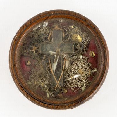 a picture of a wooden box with a cross inside of it