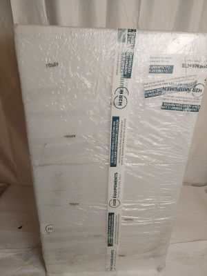 une pile de cartons posée sur un drap blanc