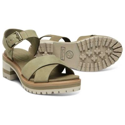 La sandale pour femme est en cuir et comporte deux lanières de chaque côté du talon.